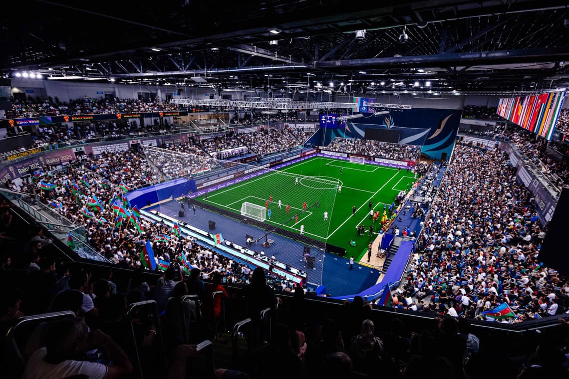 Vyprodaná aréna během mistrovství světa v malém fotbale v Baku 2025