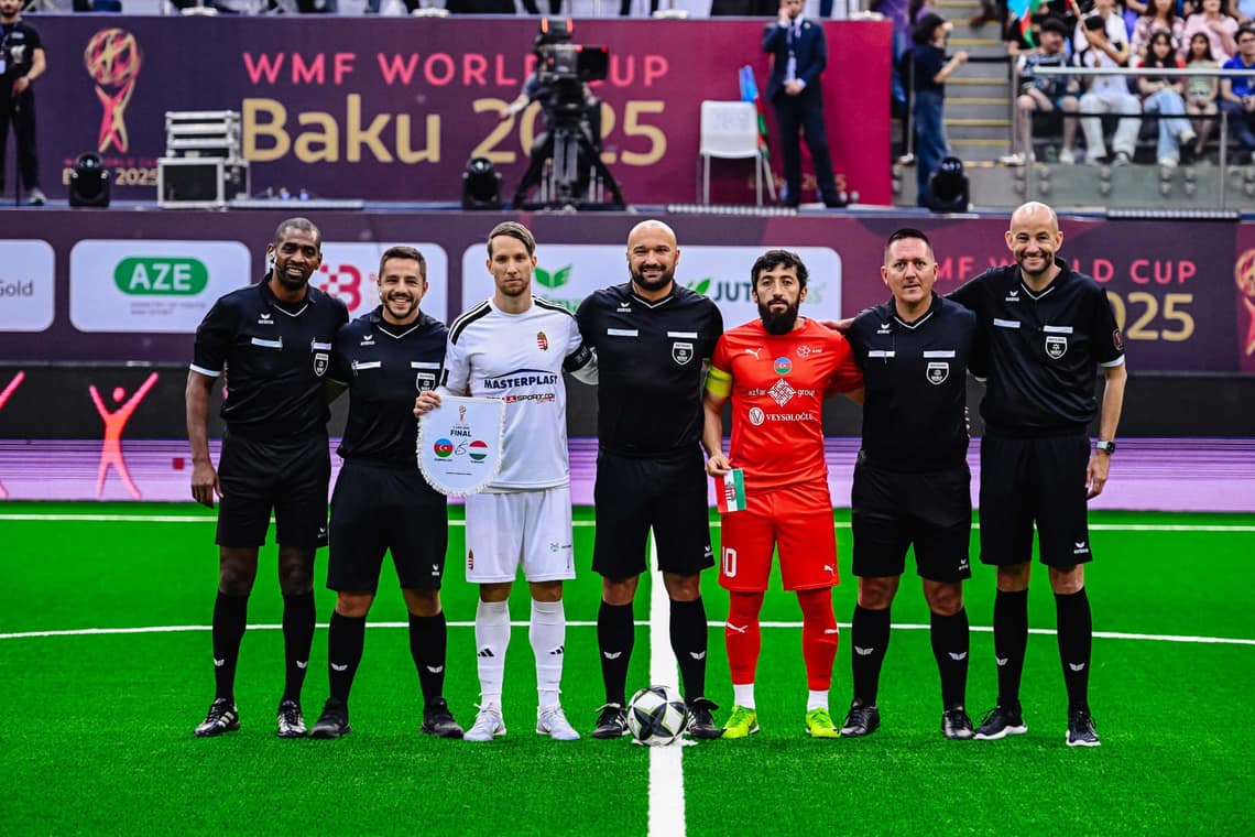 Rozhodcovský tým a kapitáni Ázerbájdžánu a Maďarska před finále mistrovství světa v Baku 2025