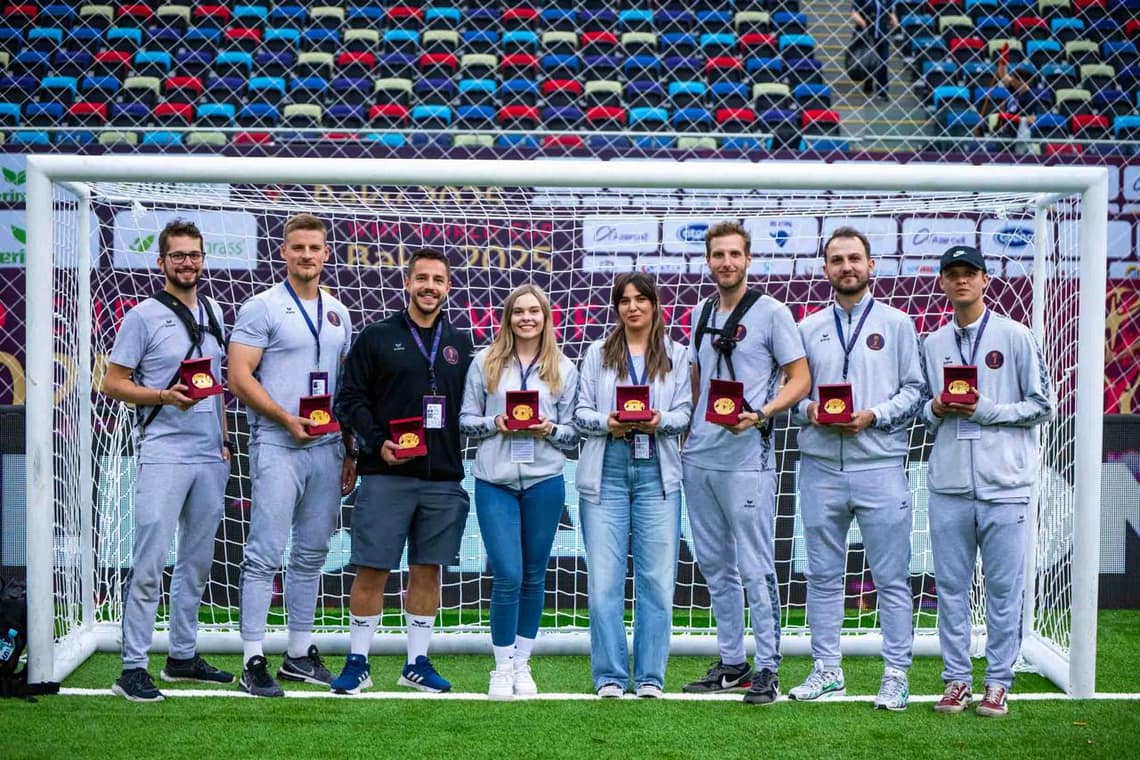 Mediální tým World Minifootball Federation s medailemi po skončení turnaje v Baku